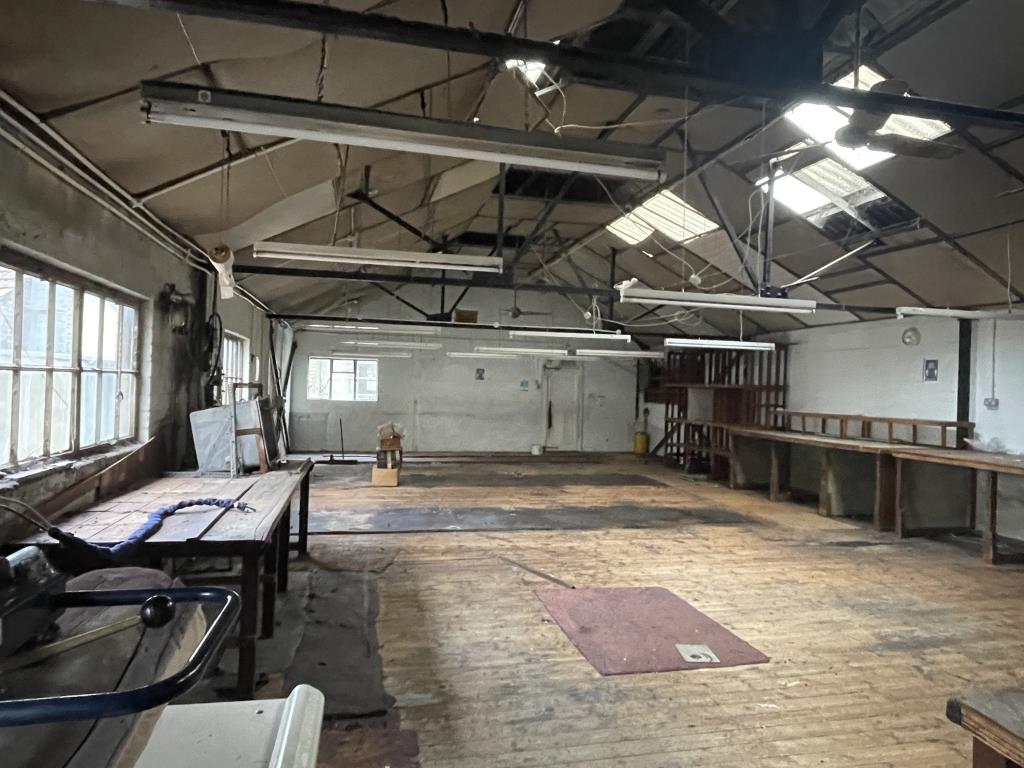 Lot: 67 - LARGE TWO-FLOOR WARESHOP/WAREHOUSE PREMISES (LIGHT INDUSTRIAL) IN TOWN CENTRE - First Floor